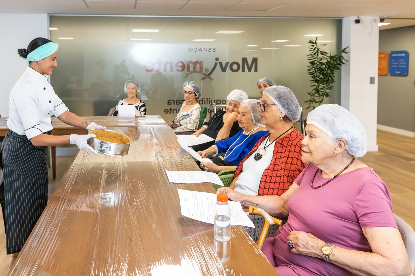 Residentes participam juntos de uma oficina culinária