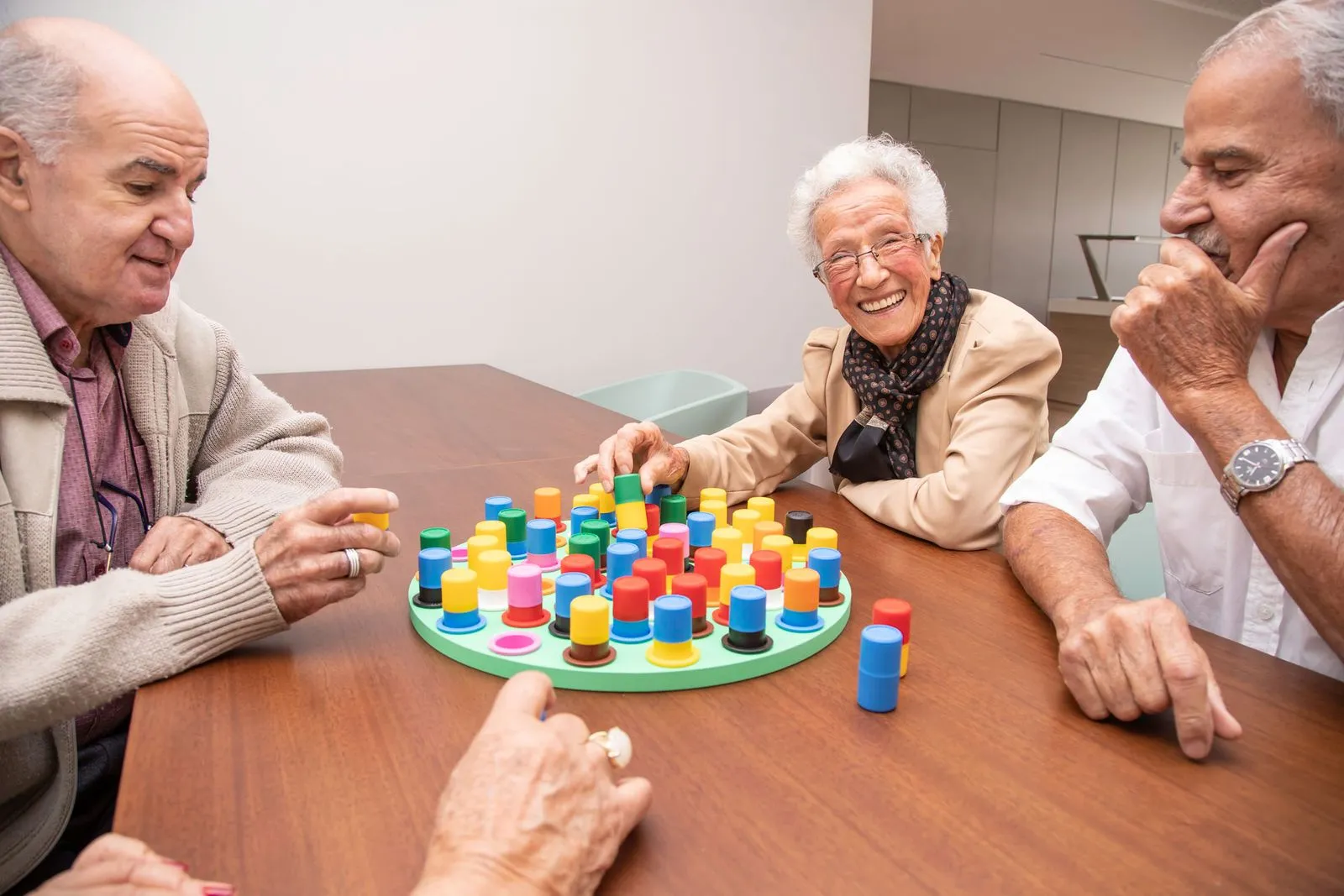 Residentes conversam e jogam juntos